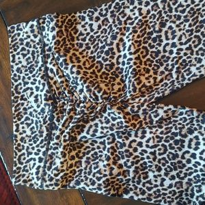 Zyia Cheetah print butt scrunch leggings - 8-10